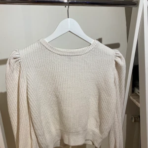 Stickad tröja  - Stickad tröja med lite puff på axlarna. Från H&M storlek XS
