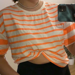 Oversized randig tröja stl S - Tröja som köptes till en kostym pch inye kommer användas mer, stl S men rätt stor. Använd en gång(andra bilden visar mönstret på ryggen och de va så jag hade den)😁😁inklusive frakt! Ordinarie pris 549kr!