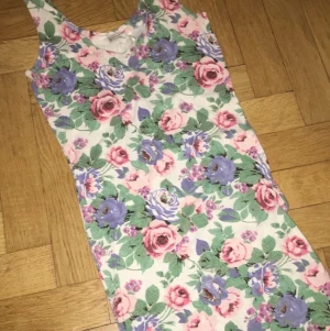 VINTAGE BLOMMIG KLÄNNING/ storlek xs / s  - Säljer denna blommiga klänning som jag köpt på second hand. Säljes pga av att den är för liten. 50 riksdaler tack! 