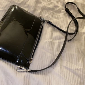 Axel väska - Svart Axel väska från carinwester, nästan aldrig använt pgd av att den ej kommer till användning, men jätte fint skick! 