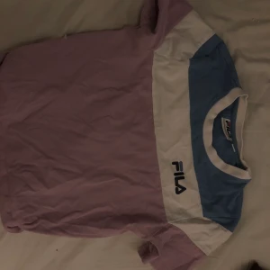 Fila topp - Super fin fila topp i pastellfärger och lite retro. I bra skick. Tar emot swish på alla mina annonser 