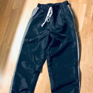 Sweatpants - Byxor från boohoo, tunt glansigt tyg, reflexer i sidan. Aldrig använda  