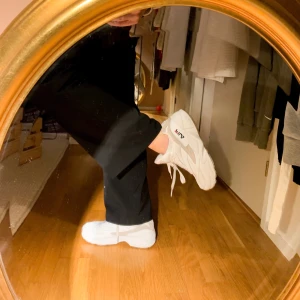 Fila skor i vitt och beige - Jag ska sälja mina fina beige och vita Fila skor i storlek 39. Dom har endast använts tre gånger så dom är nästintill nya!! Inga fläckar eller slitage och dom är super bekväma att gå i. Köparen står för frakten men möter gärna såklart upp😊😊 