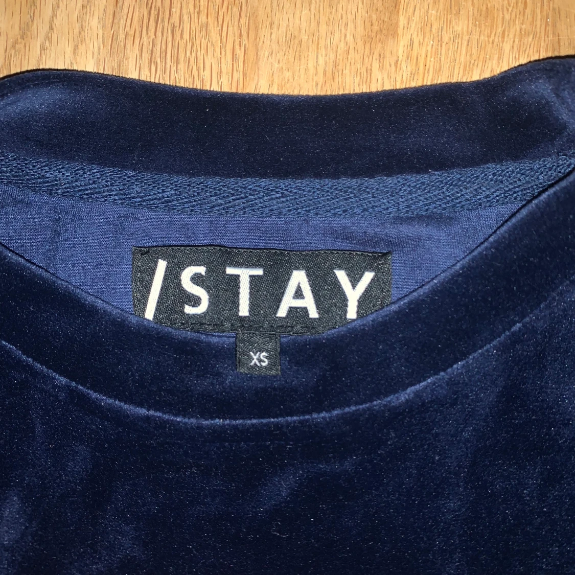 Blå croppad STAY tröja. - 91