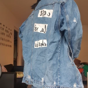 Jeansjacka - Vintage jeansjacka säljer jag nu då jag har införskaffat mig en ny! Hur ball som helst, lite av den längre modellen och oversized😍❤