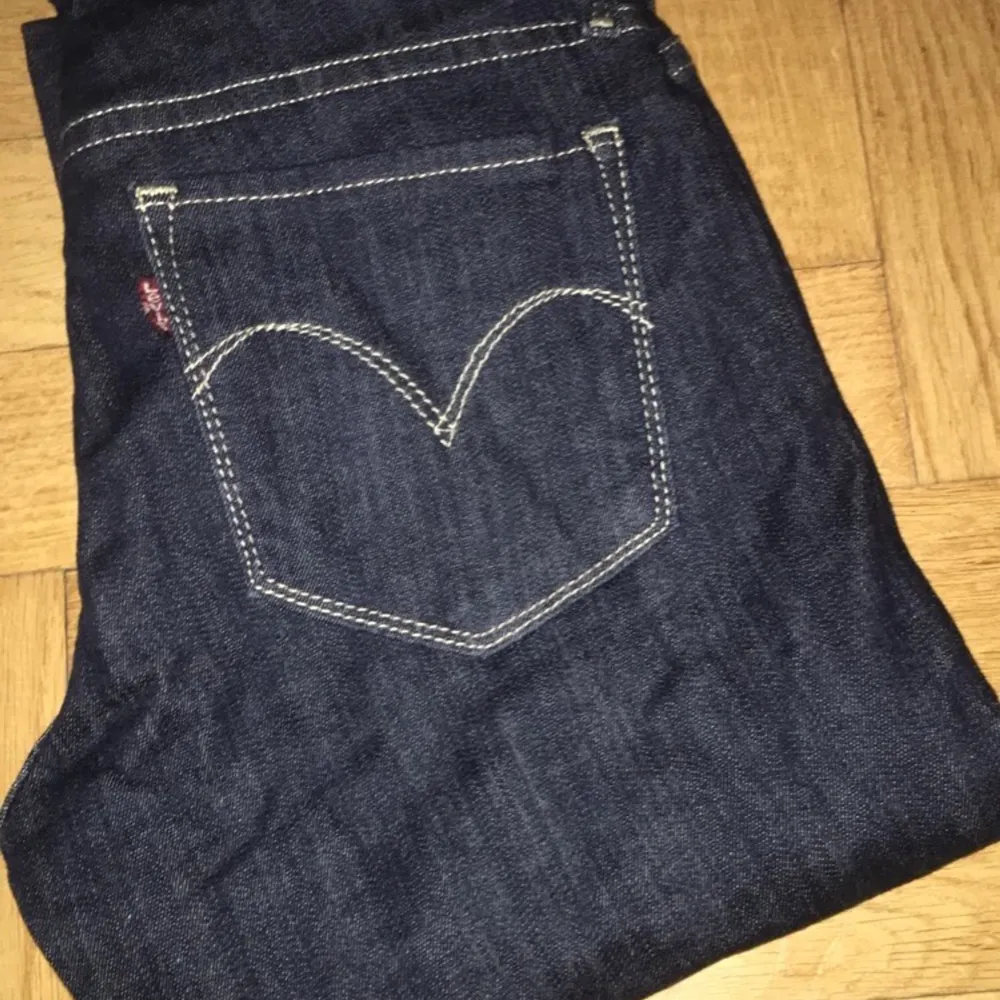 Säljer ett par Levis jeans modell ”curve”. Säljes pga av att dom är för små, sparsamt använda. 200 riksdaler tack! . Jeans & Byxor.