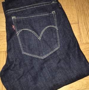 Säljer ett par Levis jeans modell ”curve”. Säljes pga av att dom är för små, sparsamt använda. 200 riksdaler tack! 