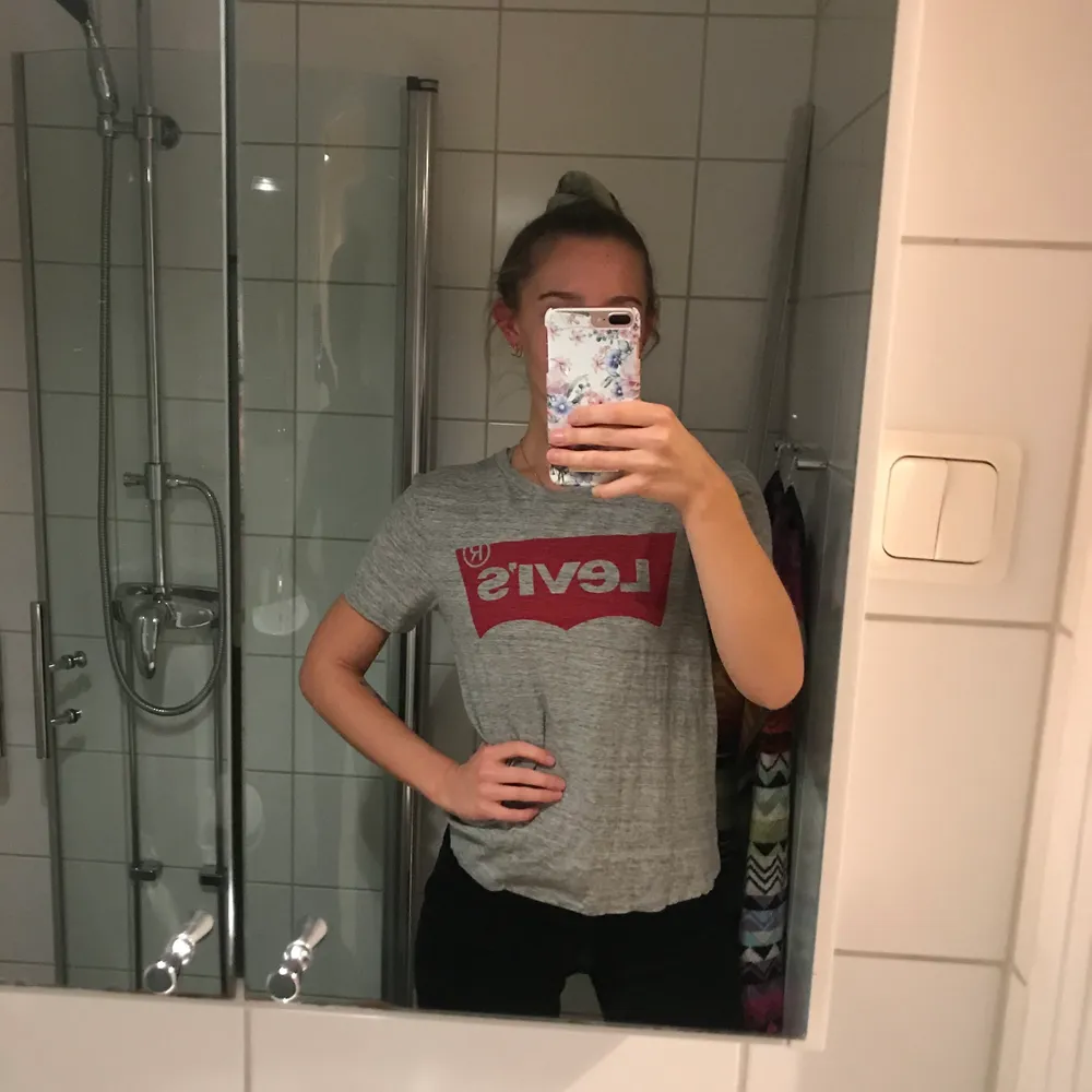 Säljer oanvänd Levis t-shirt. Storlek S. Kan mötas i Malmö, annars står köparen för frakten 💖. T-shirts.