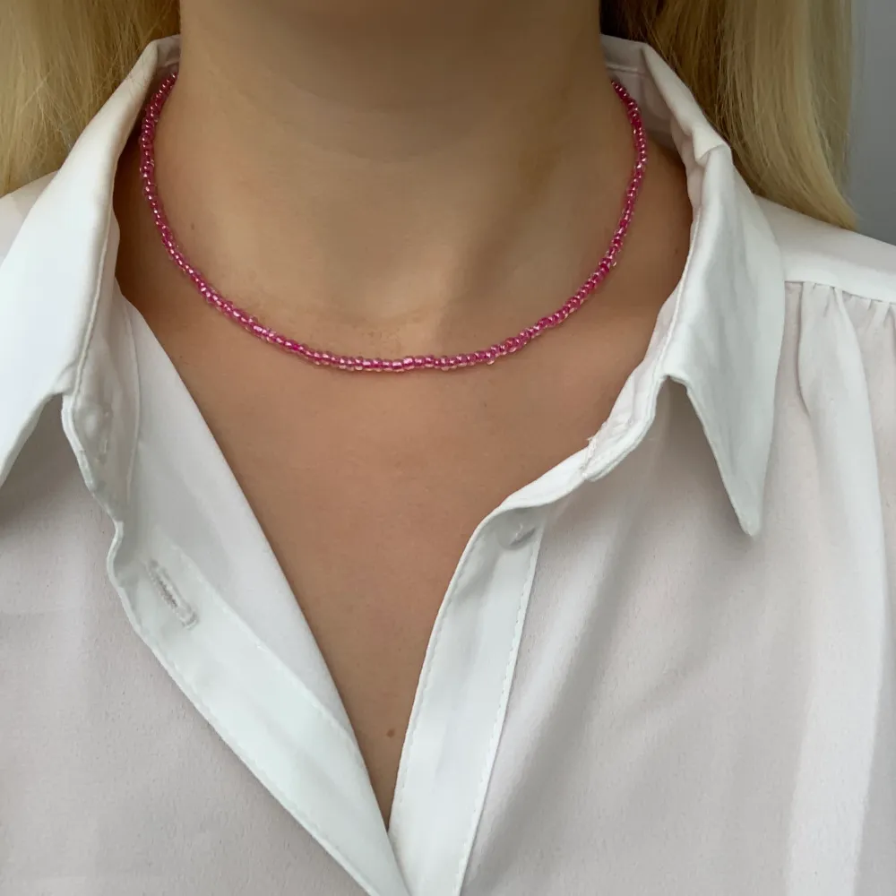 Rosa pärlhalsband med små pärlor💞🤍💗💫⭐️🦋🤯🥰🤩🥺 halsbandet försluts med lås och tråden är elastisk . Accessoarer.