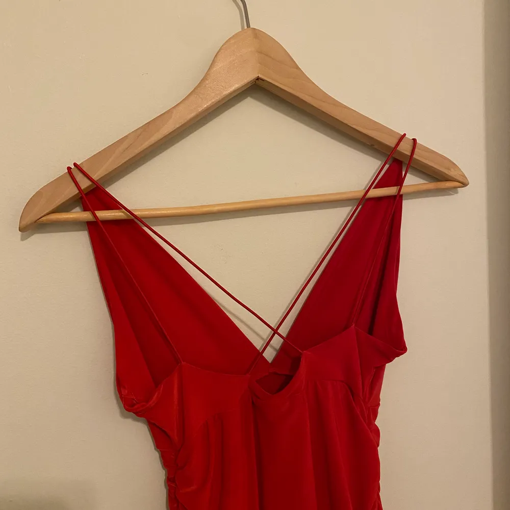 Riktigt snygg röd cocktailklänning från Missguided i storlek 8 (34-36). Säljer för 250kr. Knappt använd.. Klänningar.
