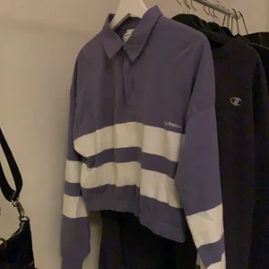 Långärmad croptop - Säljer denna coola Crop top ifrån Urban Outfitters då den inte kommit till någon stor användning. Endast andvänd 1 gång. Nypris 550kr. 