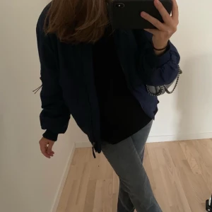 Marinblå Bomberjacka  - Super fin bomberjacka köpt på Asos från Monki! Strl XS men är ganska oversize