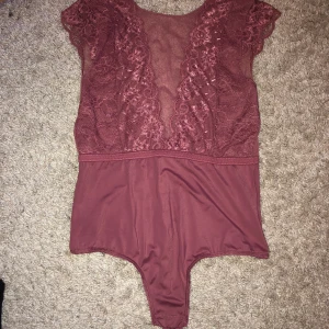 Spetsbody  - En jättefin spetsbody ifrån pieces. Endast använd 1 gång. 