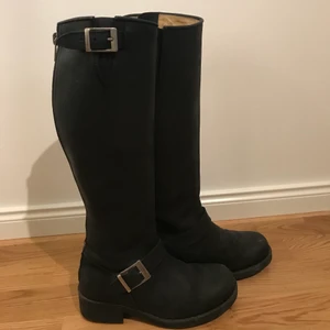 Johnny Bulls  - Säljer mina Johnny Bulls stövlar. Stövlarna är väl använda men jag finner tyvärr ingen användning för dom längre. Kan frakta eller mötas upp! Priset kan förhandlas!