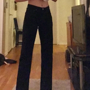 Svarta Levi’s - Svarta Jeans av märket Levi’s. Storlek W 27 och L 32! Köpte dem second hand och byxorna va redan rivna men inget som en nål och tråd inte hade löst. Köparen står frakt!!!!!!