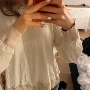 Beige collagetröja  - Så sjukt snygg collagetröja från märket Free Pepole. Flera olika tyg och färger på ryggen. Aldrig använd i nyskick. 