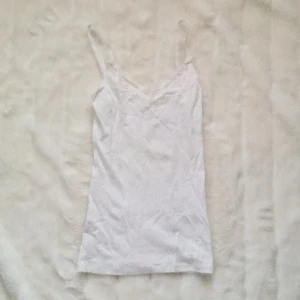  - Vitt linne i stretch och spets från märket Gilly Hicks i London. Storlek M men funkar även till en med S. Som ny. (Finns även i marinblått)