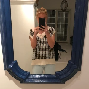 Stickad väst - Säljer denna stickade väst från Zara, använd cirka 5 gånger och är i storlek M! 