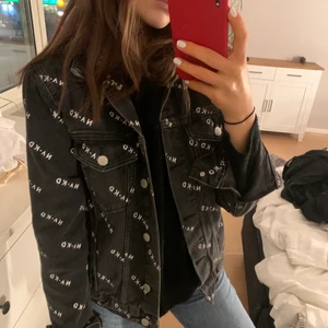 Grå jeansjacka - Jeansjacka från NA-KD. Nyskick, använd max 5 gånger. 