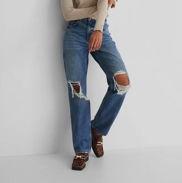 NAKD Disstressed Straight Fit Jeans. Raka, Högmidjad jeans modell med hål på knäna. De är samma modell som  på modellbilden bara att detta är en ljusare färg. Denna färg är slut på hemsidan. Jeansen är i bra skick och säljes pga att dom är för små. Storlek 34. Frakt tillkommer. Jeans & Byxor.