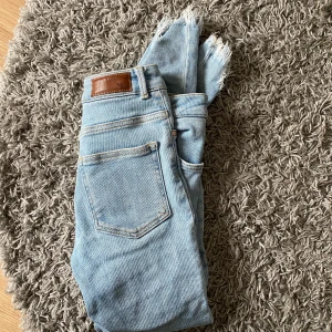 JEANS MED SLITNINGAR - Säljer dessa jeans med slitningar i storlek S från bikbok. Super stretchiga och använda 1-2 gånger. 120 kr + frakt 🚚 