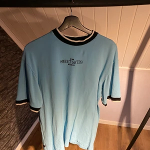 Blå t-shirt - Köpt på junkyard förra året. Använd en gång. Den är M men passar även L.