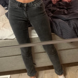 Acne Studios Jeans  - Gråa långa hyfsat lågmidjade jeans från Acne Studios med dragkedja där bak. Kan mötas upp eller frakta💕