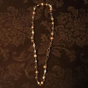 Halsband  - Gulligt halsband med små pärlor och hjärtan. 