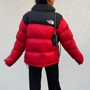 north face jacka - trendig röd jacka från north face i modellen nuptse 1996❤️ använd sparsamt! storlek xxs men den är från herravdelningen så det är som en xs/s.🥰 nypris 3000kr❣️❣️ Frakt tillkommer på 55kr! BUDA I KOMMENTARERNA!!!! Avlutas onsdag 4/11 17:00 