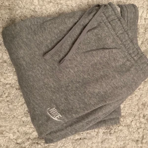 Nike mjukisbyxor  - Nike mjukisbyxor i storlek L. Bra skick! Fraktar! #nike #mjukisbyxor