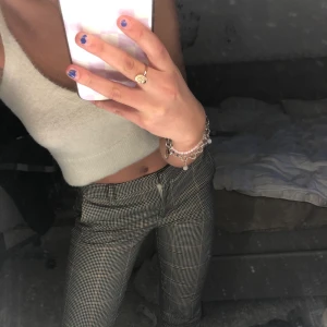 Rutiga kostymbyxor - Säljer dessa rutiga kostymbyxor i storlek 38 men är stora i storleken så passar både 34 och 36. Säljer pga försmå och förkorta för mig (jag är 176 cm). Kan både frakta och mötas upp!