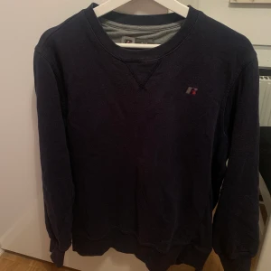 Collagetröja - Marinblå collagetröja från beyond retro, supersnygg passform🤍... bara att skriva för fler/bättre bilder:)