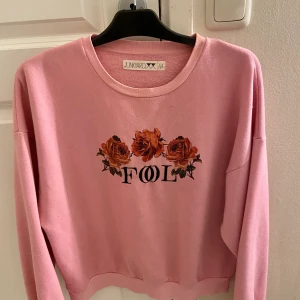 JUNKYARD SWEATSHIRT - Tröja från junkyard, storlek M i använt skick. 