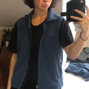 En blå väst - En skitcool blå fleece väst köpt second hand!