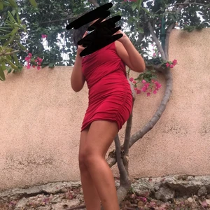 Röd klänning  - Använd två gånger❤️ blid nummer tre är en bild bakifrån då det är typ som ett spindelnät som kopplas till en gullig detalj🥰 skriv privat för mer info!