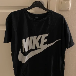 NIKE  - Tröja från Nike, använt men fortfarande bra skick. 