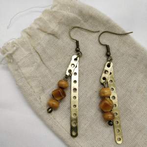 Handgjorda örhängen med trä- och stenpärlor 🤎 nickelfria ✨
