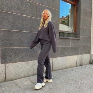 LXA mjukisbyxor  - Säljer dessa slutsålda, sjukt snygga o sköna mjukisbyxor från LXA the label då d tyvärr inte passade på mig, Storlek S och ändast testade därav priset. Flera intresserade så BUDA!! Högsta bud just nu 700kr!!