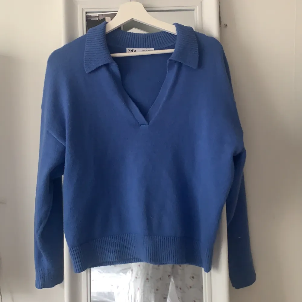 Intressekoll på denna blåa tröja från Zara i storlek M. Passar S/M. Skriv privat för fler bilder💕 HÖGSTA BUD: 270kr🥰 Frakten jag använder är ”skicka lätt”. Den är spårbar och kostar 63kr! . Tröjor & Koftor.