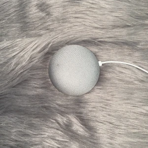 Google Home Mini - Säljer min oöppnade google home! När jag köpte min mobil så köpte jag även två stycken google home minis, men har inte använt min andra google home alls, har inte ens öppnat den (se bild 3), så valde att sälja den på plick! Jag brukar använda min Google Home för bland annat lyssna på musik och kolla vädret!  Köpte den för 700kr, vill ha minst 500kr för den. (inkl frakt, frakten kostar 63kr)