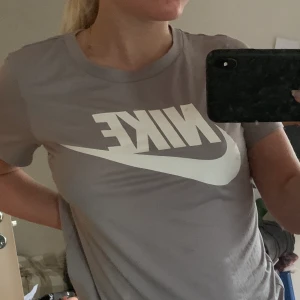 Nike t-shirt  - Fin t-shirt i bra skick! Frakt tillkommer inte, pris kan diskuteras