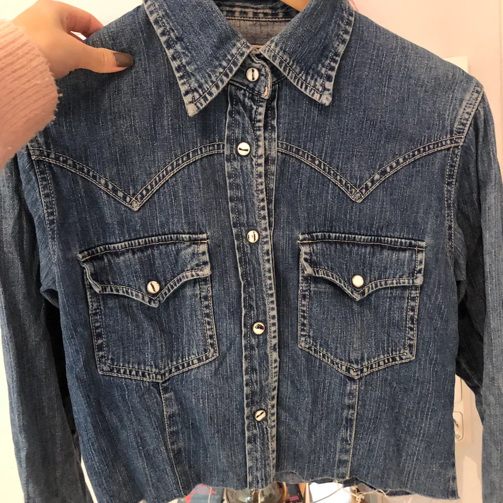 Vintage jeansskjorta, kort. Inköpt på humana secondhand. Passar XS-S. 80kr+frakt. OBS endast seriösa köpare. Paidat.