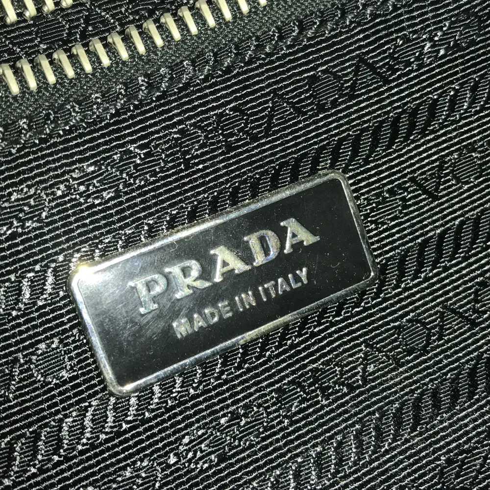 Prada baugetteväska, vintage! I mycket bra skick. Har själv använt det högst 5 gånger. 2700kr eller högsta budet. Inga skambud! :). Accessoarer.