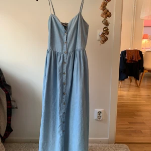 New look klänning  - Superfin lång denim klänning som har aldrig används 