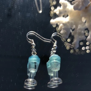 Lego örhängen med silver hänge - Fina Lego örhängen för 70kr. Snygga att ha i skolan eller gymnasiet 