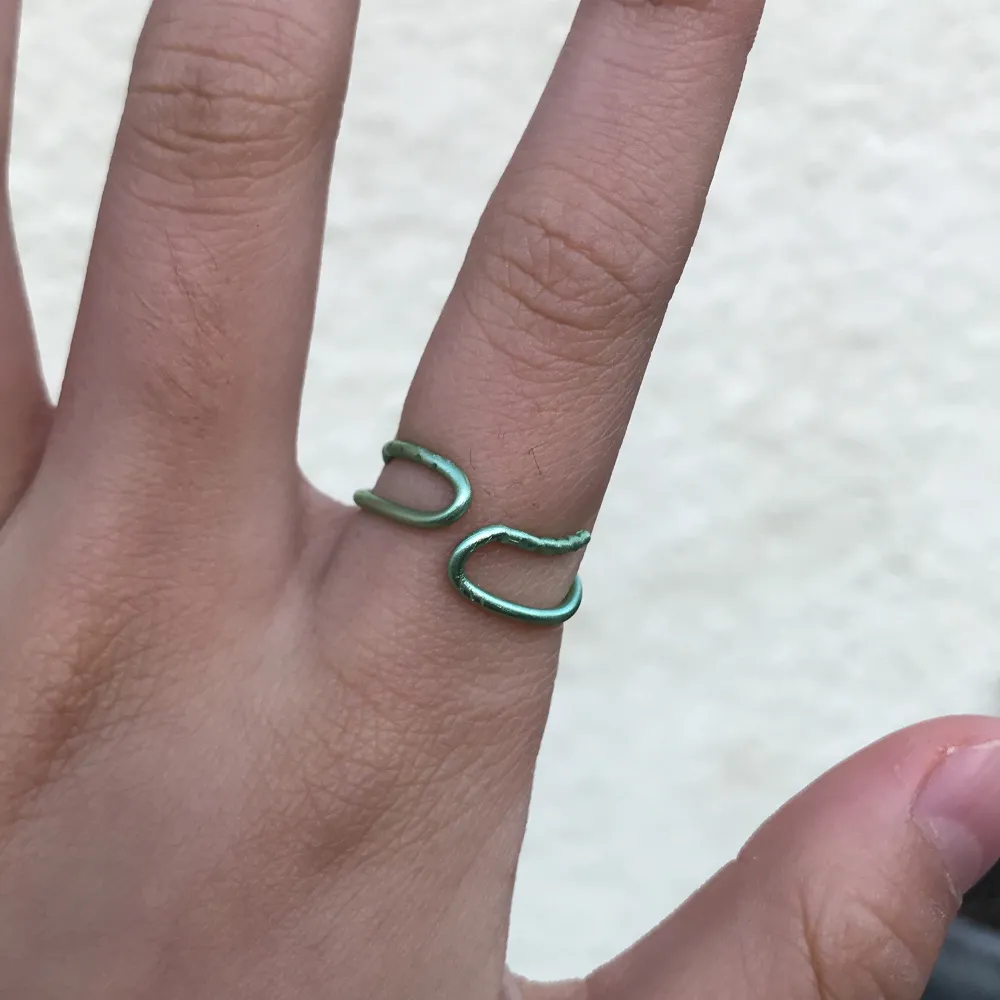 Säljer en fin grön ring med små detaljer💖 justerbar och köparen står för frakten. Accessoarer.
