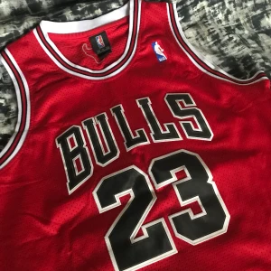 NBA Michael Jordan - Basket linne, knappt använt som ni ser. Frakt är 59 kr. Buda i kommentarerna. Högsta bud 240 kr just nu! Budning avslutas 20 november 😊