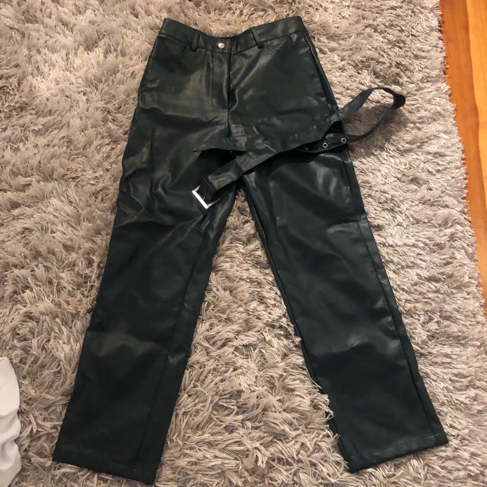 Säljer dessa gröna Skinnbyxor i PUleather med rak passform från Afjxnakd. Använda två gånger och är i nyskick! Nypris: 550 kr. Frakt står köparen för.. Jeans & Byxor.