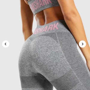 Gymshark tights - Säljer mina gymshark flex i grå då de är för stora för mig✨ supersköna och inte alls genomskinliga! 🤍OBS!  De har dock ett sträck på rumpan då en tråd ha fastnat och dragit åt ena hållet! Det är inget man tänker på när man har de på och det är inget hål men ja🤍🤍