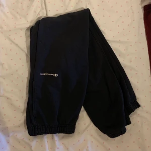 Svarta champion mjukisbyxor - Superfina! I second hand skick. Går till naveln på mig som är 172 ungefär. Fråga för fler bilder eller om det är något ni undrar över❤️